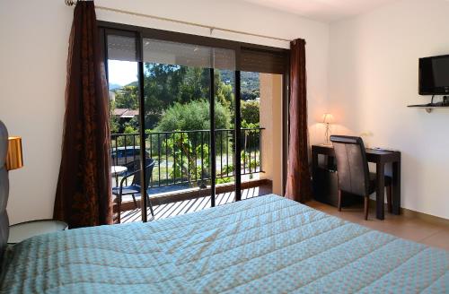 加莱里亚阿里弗酒店的一间卧室设有一张床,享有阳台的景色