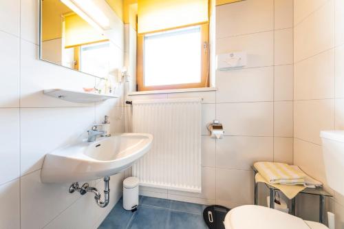 巴德小基希海姆速丹旅馆的一间带水槽和卫生间的小浴室