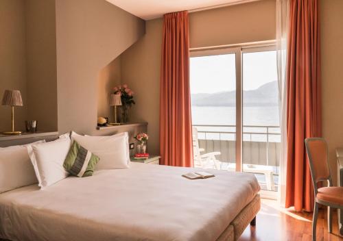 贝特纳斯科杰德维尼多酒店的一间卧室设有一张床和一个大窗户