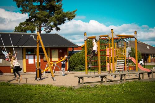 ÅrsundaÅrsunda Strandbad Sjösunda vandrarhem的一群儿童在游乐场玩耍