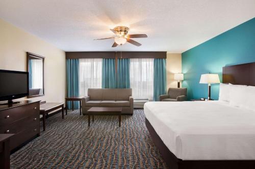 埃文斯维尔埃文斯维尔贝蒙特酒店的酒店客房设有一张大床和一台电视。