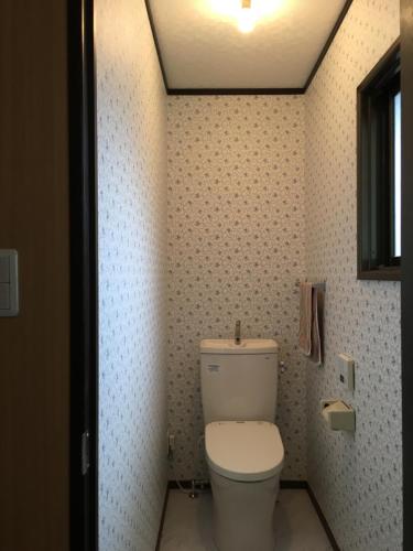冈山オソレイユ的一间位于客房内的白色卫生间的浴室