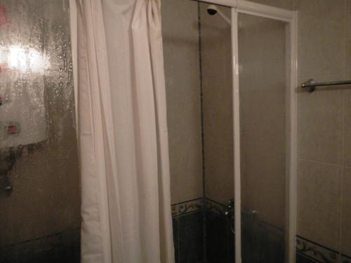 阳光海滩艾丽特3号综合公寓楼公寓之音酒店的带淋浴和浴帘的浴室