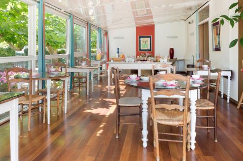 圣让-德吕兹莱斯戈兰斯酒店的用餐室设有桌椅和窗户。