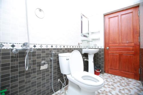 宁平舒适孙酒店的一间带卫生间和红色门的浴室