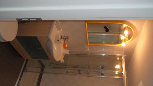 佩萨罗CASA FLAMINIA的一间带镜子和水槽的小浴室