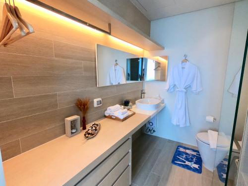 Veranda Residence Pattaya x Sea & Sky View的一间浴室