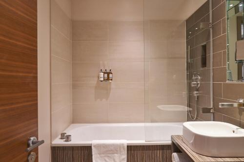 泰晤士河畔金斯顿博斯可酒店的带浴缸和盥洗盆的浴室