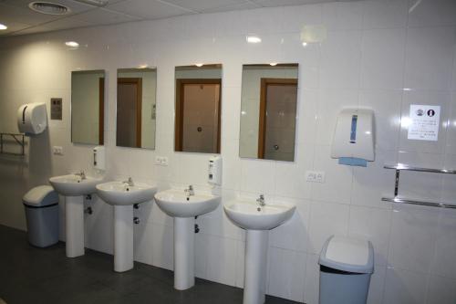 波尔托马林Albergue Ferramenteiro的浴室设有四个水槽和墙上的镜子