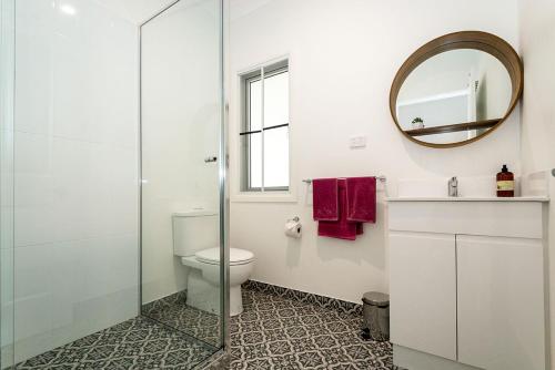 耐莉湾Island Cottages的一间带卫生间和镜子的浴室