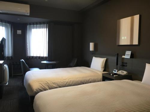 东京东京东阳町站大酒店的酒店客房带两张床和电话