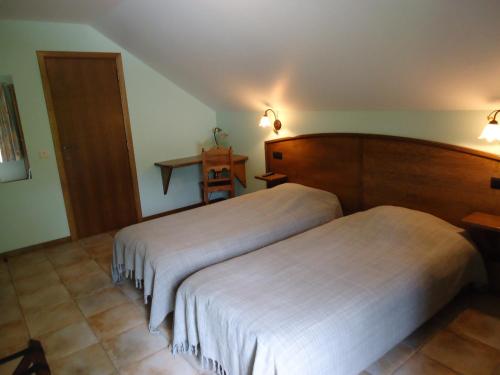 Bras-Haut拉科迈耶酒店的酒店客房设有两张床和一张桌子。