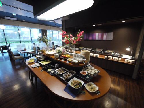 东京东京浅草桥鲁特因大酒店的餐厅的餐桌上放着食物