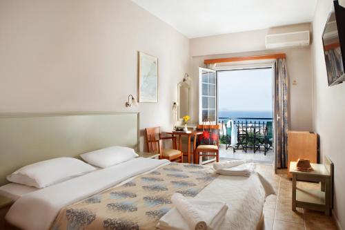 莫奈姆瓦夏全景酒店的一间卧室配有一张床,享有海景