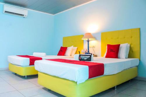 RedDoorz Plus New Era Budget Hotel Mandaue former RedDoorz Plus near UV Mandaue Cebu客房内的一张或多张床位