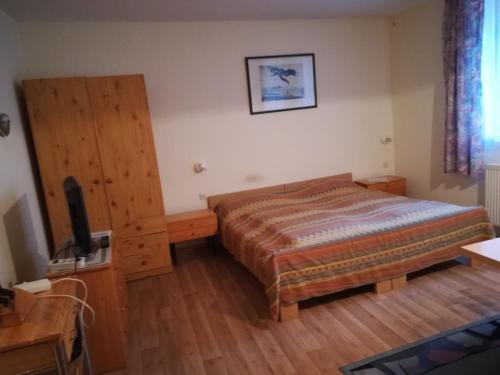 巴哈拉赫Ferienwohnung Feldhege的一间卧室配有一张床和一台平面电视