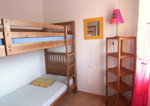 维琪奥港LAURENCE的一间卧室配有两张双层床和一盏灯。