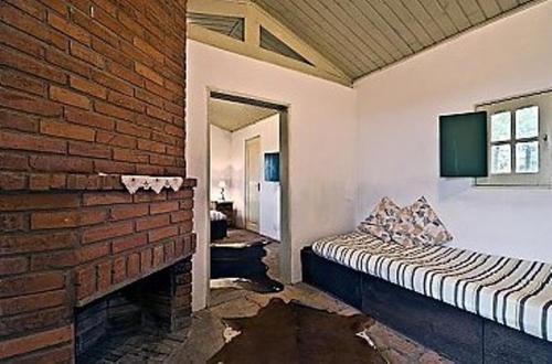 巴热查卡勒达斯洛塞拉斯农家乐的一间设有砖墙和床的房间