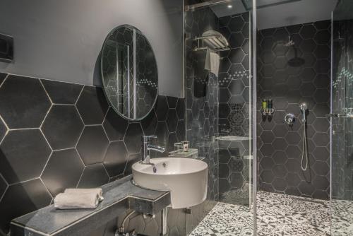 海得拉巴Hotel B plus L的一间带水槽和淋浴的浴室