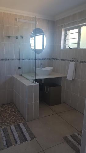 彭宁顿Barracouta Accommodation的白色的浴室设有水槽和镜子