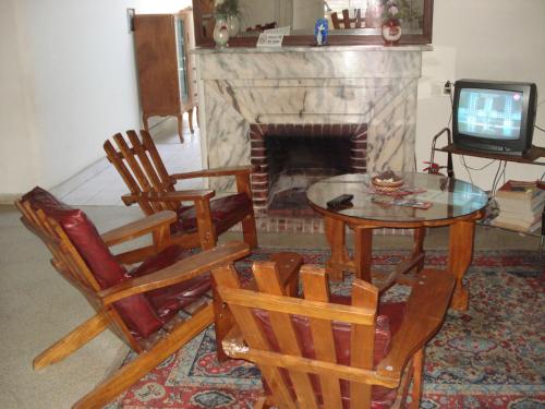 萨尔托达纳里酒店的客厅配有桌椅和电视。
