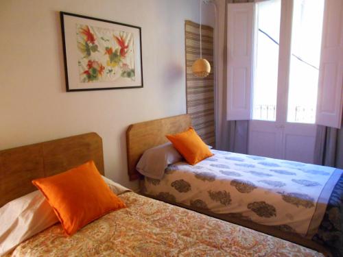 圣胡安-德拉斯阿巴德萨斯CA`L MOSSEN的一间卧室设有两张床和窗户。