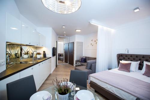 比亚韦斯托克Glamour Centrum的一间卧室设有一张床和一间客厅。
