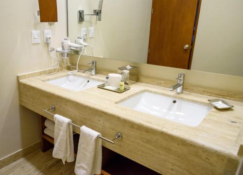 坎昆Krystal Urban Cancun & Beach Club的一间带两个盥洗盆和大镜子的浴室