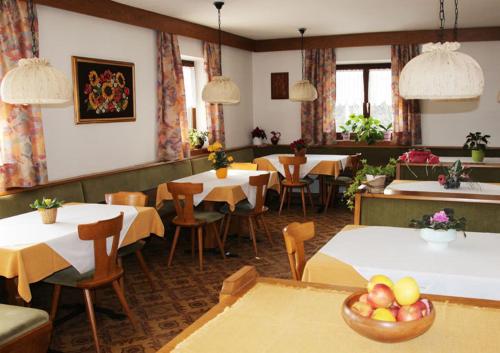 阿维兰奥哈夫纳旅馆的配有桌椅和桌上电脑的用餐室