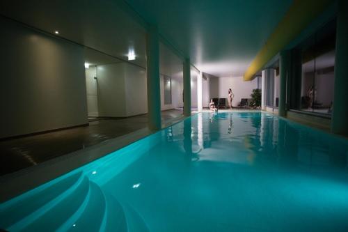 阿尔帕良菲利佩山酒店的一个大型游泳池,背景是一个人