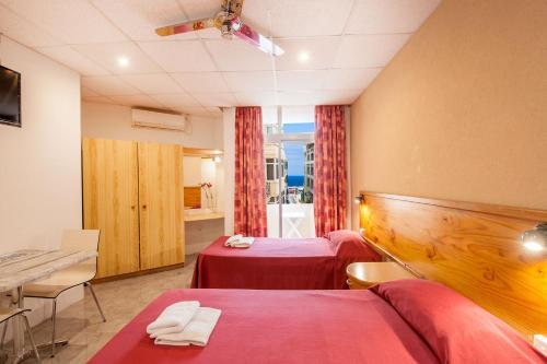 斯利马阿尔博拉大公寓酒店的酒店客房设有两张床和一张桌子。