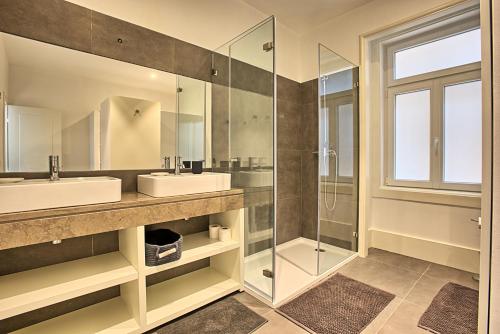 里斯本MyPlaceLisbon - Luxury Trindade I的一间带两个水槽和玻璃淋浴间的浴室