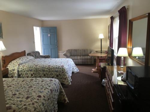 本宁顿卡塔曼特汽车旅馆的酒店客房设有两张床和电视。