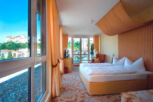 霍赫堡阿赫博格布里克酒店的酒店客房设有一张床和一个大窗户