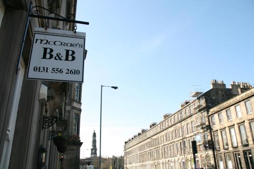 爱丁堡麦克雷的住宿加早餐酒店的建筑物一侧的酒吧标志