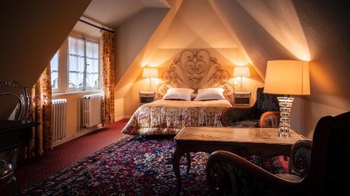 蒂尔凯姆杜克斯克里夫酒店的一间卧室配有一张大床和一张桌子