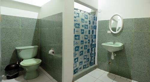 塔拉波托Hostal Casa Blanca的一间带卫生间、水槽和镜子的浴室