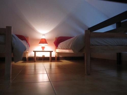 克拉威尔-德蒙塔根雷莱德科拉维耶酒店的客房设有两张床和一张带台灯的桌子。