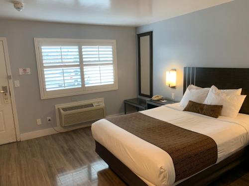 蒙特雷蒙特利太平洋酒店 的一间设有大床和窗户的酒店客房