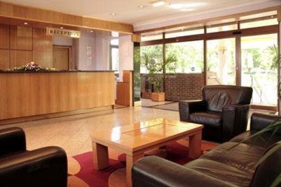 雷丁帕克赛德国际酒店的一间医院里一个带沙发和茶几的大堂