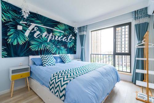 洛阳河南省洛阳市·洛河·路客精品公寓·00137320的一间卧室配有一张蓝色的床和热带墙