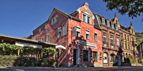 美因河畔克林根贝格Villa Croatia & Restaurant Adria的街道边的一座古老的红砖建筑