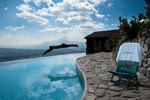 伊瓦拉艾斯特里塔旅馆的一个人跳进游泳池
