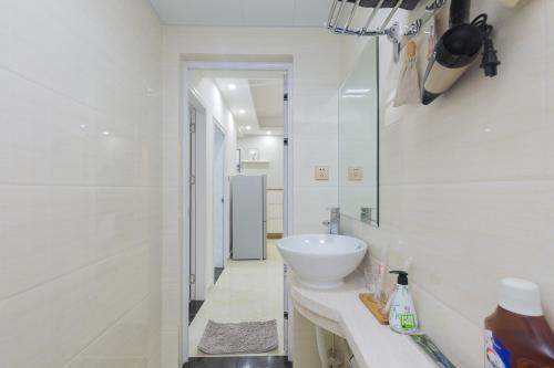 海口海口市美兰区·海南大学·路客精品公寓·00138360的白色的浴室设有水槽和镜子