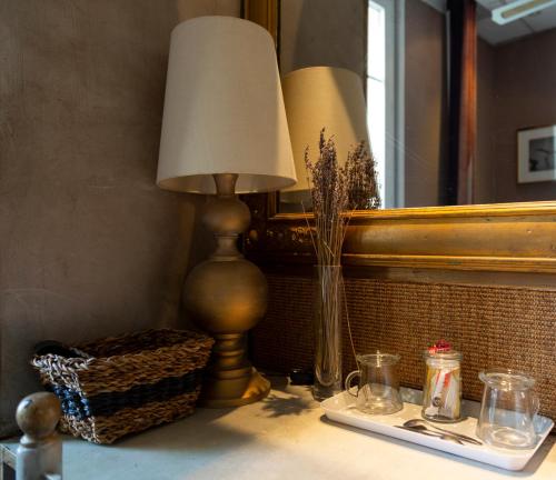 阿维尼翁米农酒店的镜子间桌子上的灯