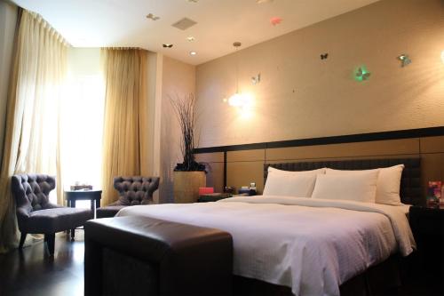 格尚庭园汽车旅馆客房内的一张或多张床位