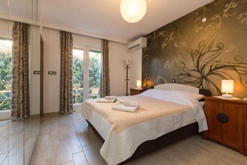 巴斯卡Apartments & rooms DDD2的一间卧室配有一张大床和两条毛巾