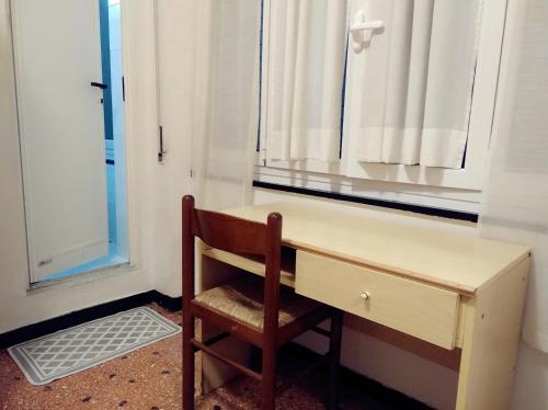 东塞斯特里叙伊斯酒店的一张木桌,靠窗边摆放着椅子