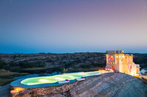 RaipurBrij Lakshman Sagar, Pali的大楼一侧的大型游泳池