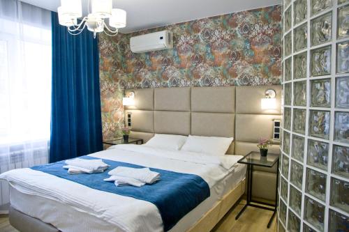 别列兹尼基Mini-Otel' Barbaris的一间卧室配有一张大床和两条毛巾